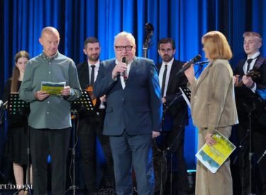 9781_71351_kre-mure-i-drove-2025studio-m-73