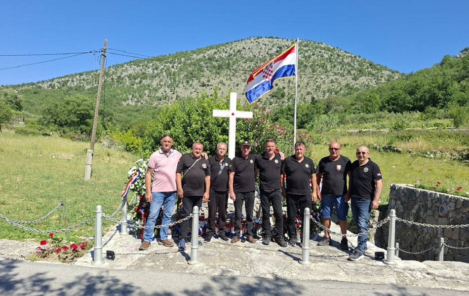 Članovi Udruge ratnih veterana “Tigrovi” sudjelovali u komemoraciji na brdu Lisnik kod Slanog