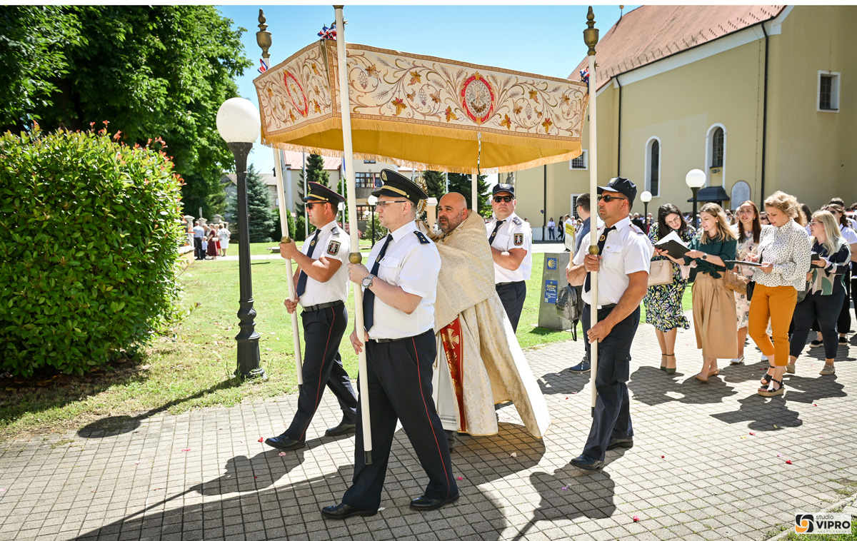 Uz pjesmu i molitvu, ulicama Preloga prošla procesija uz blagdan Tijelova